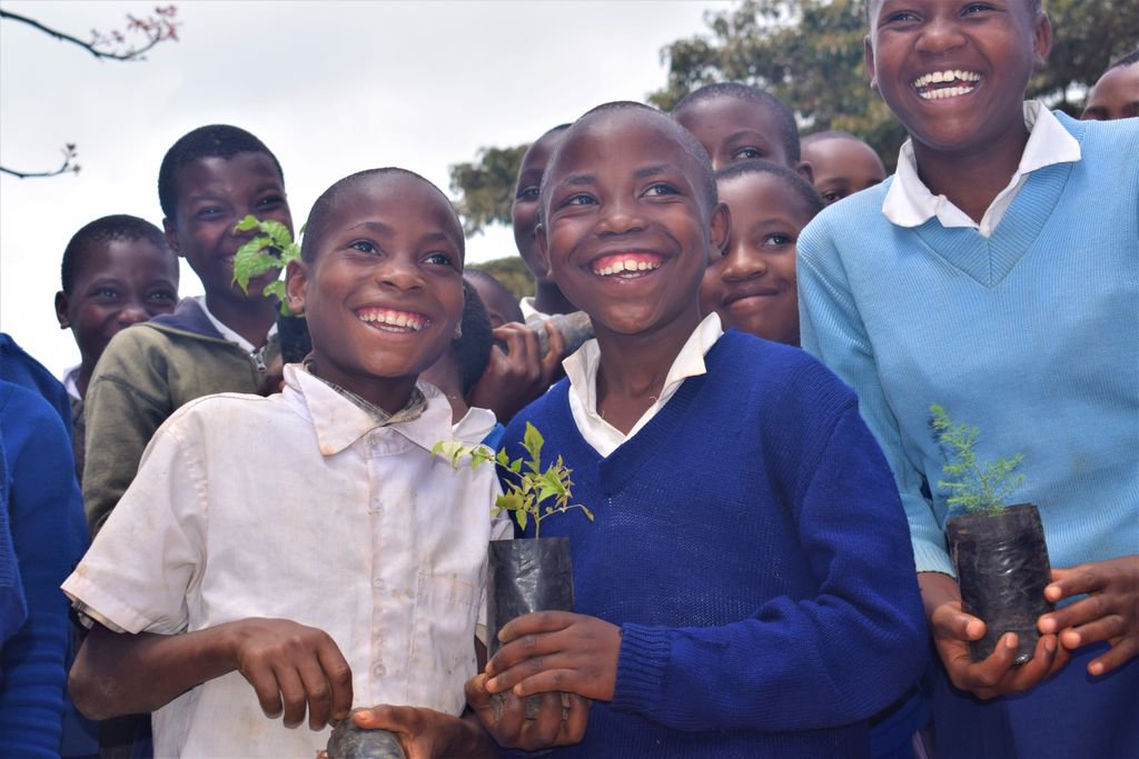 treenation's tweet image. Engaging children in planting trees! 👨‍👩‍👧‍👦
Plant trees here: buff.ly/2t7Jx1k
Follow project here: buff.ly/2lvWTBj

#treesforchildren #treesforkids #trees #crowdfunding 
#reforestation #treenation #youcanplant #ClimateAction 
#climatechange #nature #plants