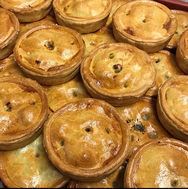 LordofthePiesGB's tweet photo. Finally it’s F R I D A Y #pieday 🙌🏻
Our #special this week:
SLOW BRAISED LAMB ROGAN JOSH 🌶 🌶
Get it whilst it’s hot 😝
#stockport #macclesfield #awardwinning #pies #takeaway #cafe #deliveries #manchester #cheshire #lunch #stpetersgate https://t.co/lditYXcuHE