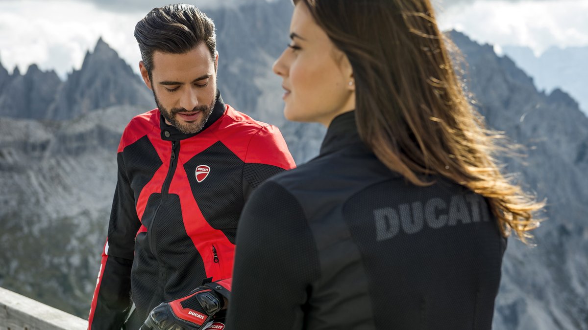 ducatigeartokyo's tweet photo. ★サマーセールは今週末まで★
現在開催致しておりますサマーセールは、19日（日）までとなっております。人気のモデルがお得に買えるのはあと3日。XLサイズ以上の大きいサイズやスクランブラーコレクションをお探しの方は必見です！
https://t.co/q1lcC4o80e  
#ducati #ducatigear https://t.co/27Q6vChxLa
