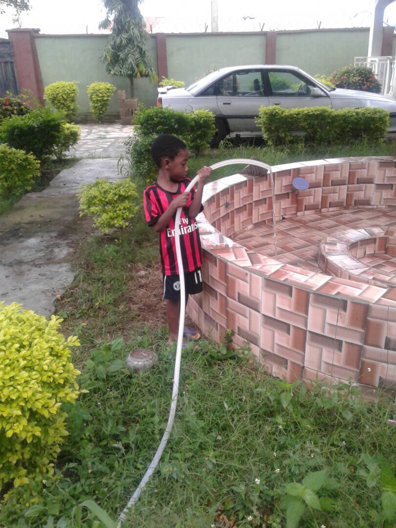 OrGehNehRaw's tweet image. #8WeekStreak Robin O.Amorue. Grade 1 . The Apple International School . week 7: filling up my grandfather's garden fountain with water. It's kind to help the elderly.