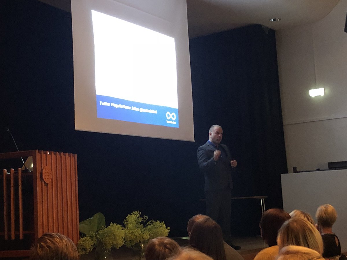 John Paul Fitzpatrick með aðafyrirlestur dagsins á málþingi um eflingu hugans í Brekkuskóla á Akureyri. #HugarfarVaxtar