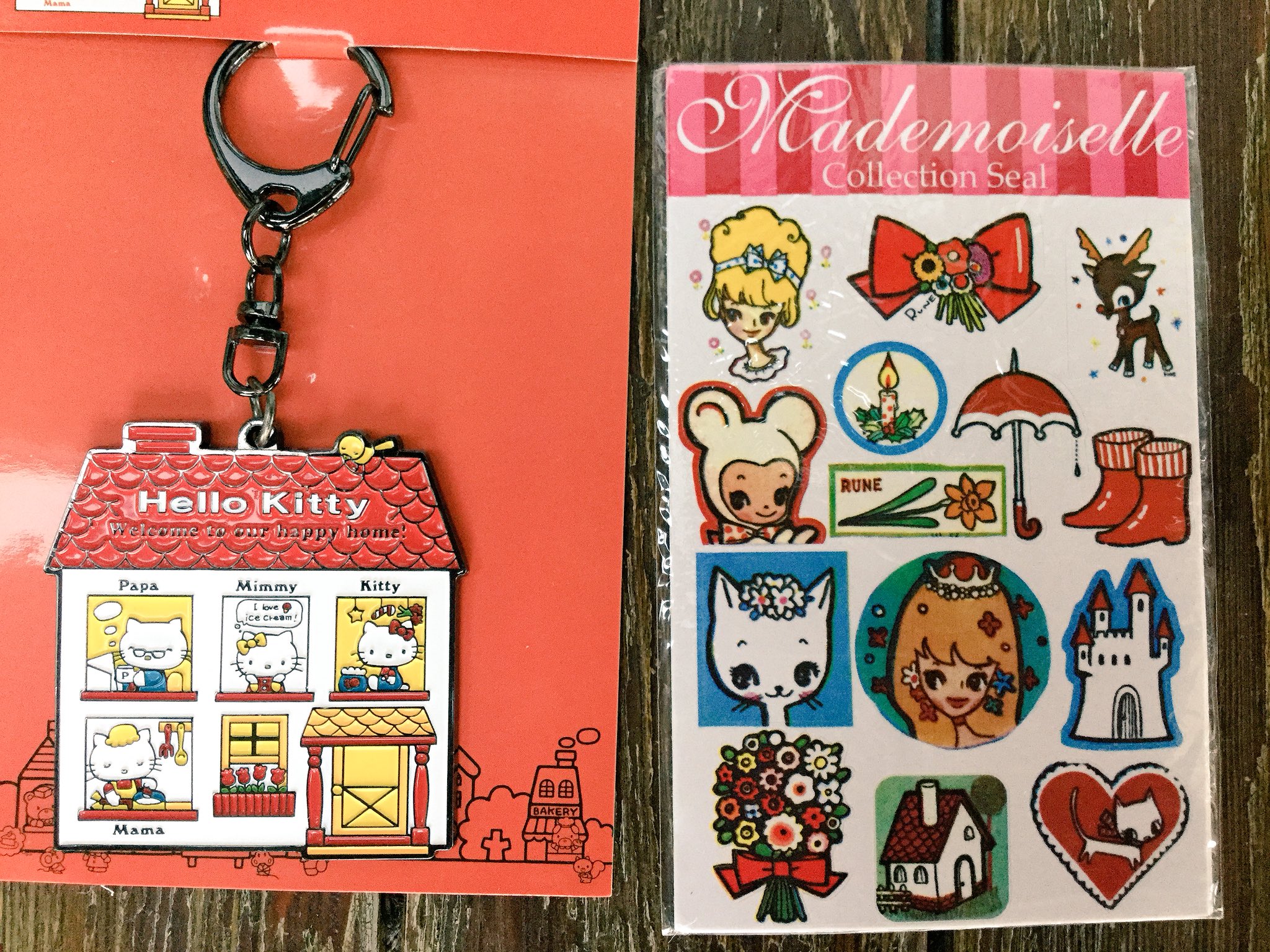 雑貨奥様 岐阜駅の駅ビルの300円ショップ ミカヅキモモコ で 昭和レトロ風雑貨を発見 亜土ちゃんのハンドタオルに キティちゃんの懐かしの柄のキーホルダーと 内藤ルネのシール付きフォトアルバムを買いました すごいラインナップです 内藤ルネ