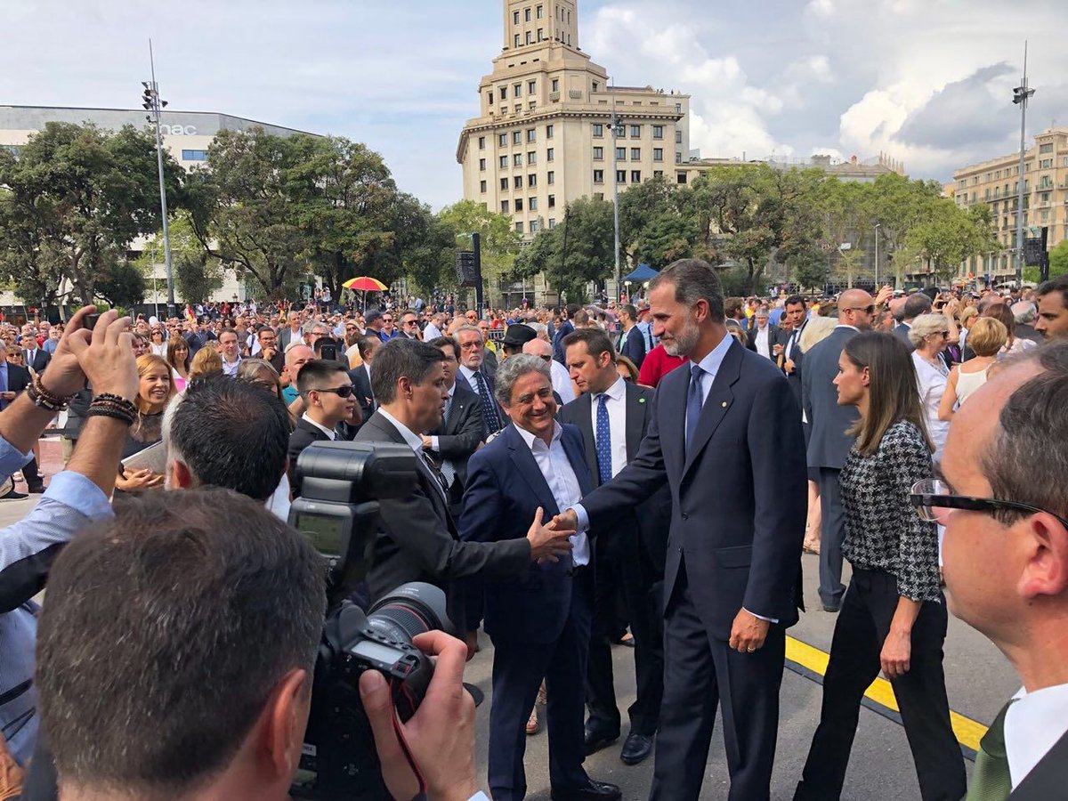 Societatcc's tweet photo. El Presidente de @Societatcc saludando a @CasaReal y agradeciéndole su presencia en Barcelona para apoyar a las víctimas. Contra el terrorismo, unidad. Tenemos #UnSoloCorazon #UnSolCor https://t.co/1wMmCA2Aat
