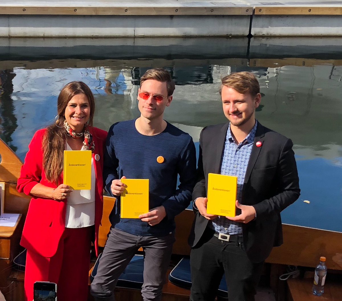 skuespillerforb's tweet image. Vi håper boka om #åndsverkloven faller i smak @Fredoev #arendalsuken2018 #lansering #åndsverkloven2018 #kunstnernettverket