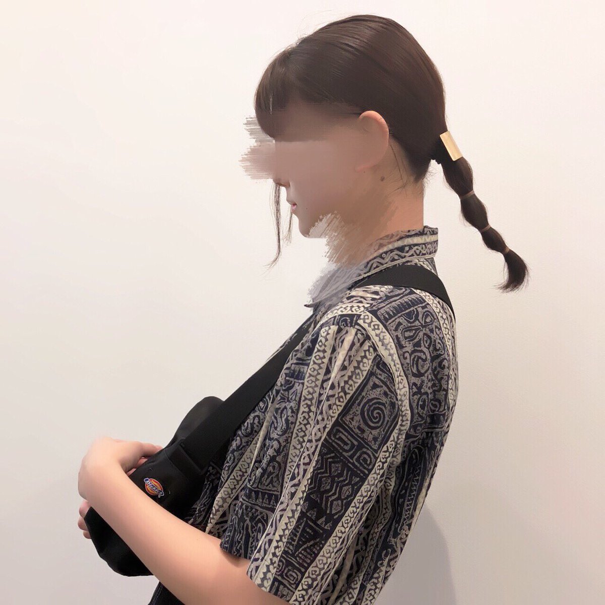 ストパーかけてるのでヘアアレが難しい…のでかるーいアレンジしてみました

命名 イモムシテール

それにしても 柄シャツがかわいすぎるほんま