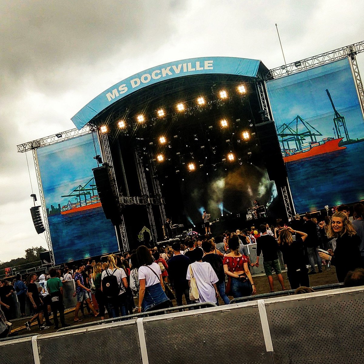 ProblemBus's tweet image. Ich darf leider nicht zum @DOCKVILLE aber dafür ist @amseltier mit @kawe zu Fuß dort und feiert #PHLAKE.
#DOCKVILLE #Festival #hamburg