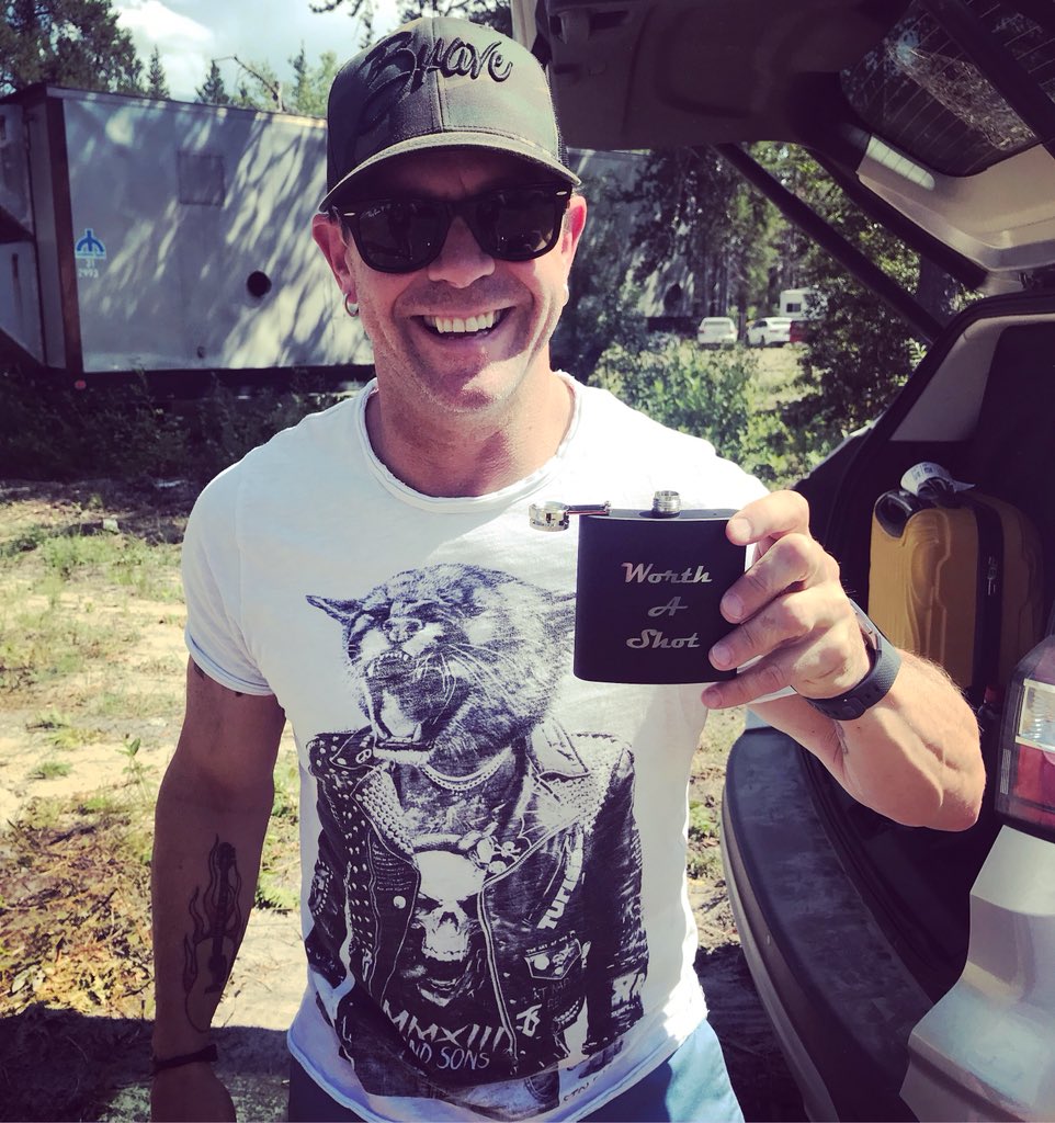 Aarons_Posse's tweet photo. Cheers to an awesome weekend Posse! #worthashot #aaronpritchett #whatsintheflask @AaronPritchett https://t.co/N5ZHqjwmUI