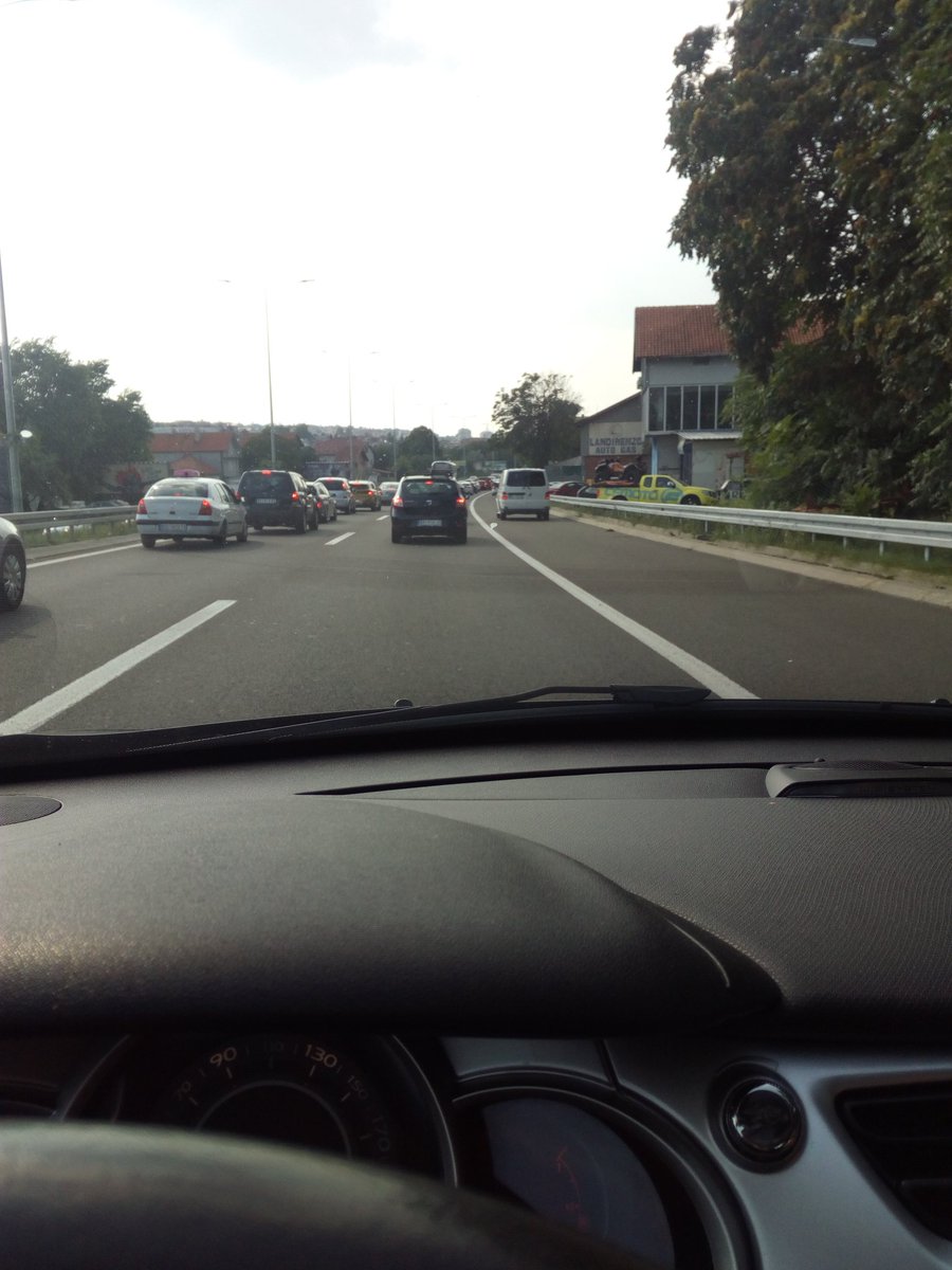 Traffic_Camera's tweet photo. Ne znam razlog kolapsa na autoputu, Plavi most ka Gazeli. #GogleMaps me izvukla preko Dušanovca. @SaobrKamera @BeogradUzivo @bgsaobracaj https://t.co/cyPqYKs8Zj