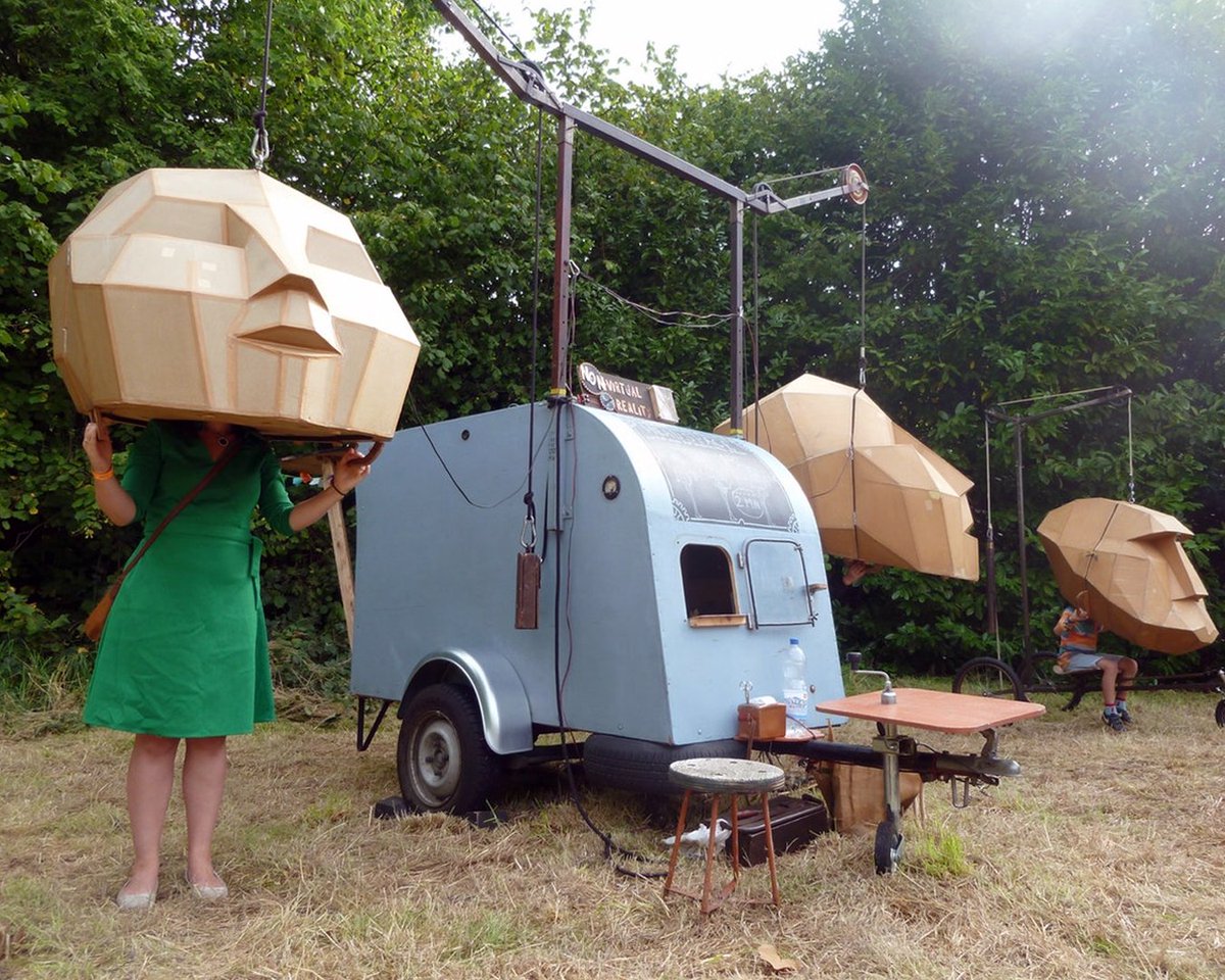 Op de route van de #Kunstnacht2018 in #Nijmegen ontdek je allerlei absurde #installaties, zoals 'Headspace'. Trek je twee minuten lang terug in een gigantisch #hoofd en aanschouw een wonderlijke miniatuurvoorstelling!

Meer #kunst op de #route bekijk je op nijmeegsekunstnacht.nl/programma/