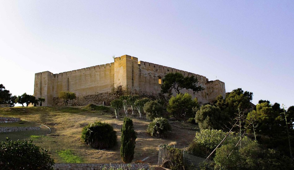 Into The Valley : Adam Beyer, Amelie Lens et Mr Fingers dans un fort d’Andalousie >> bit.ly/2Mv1EKl