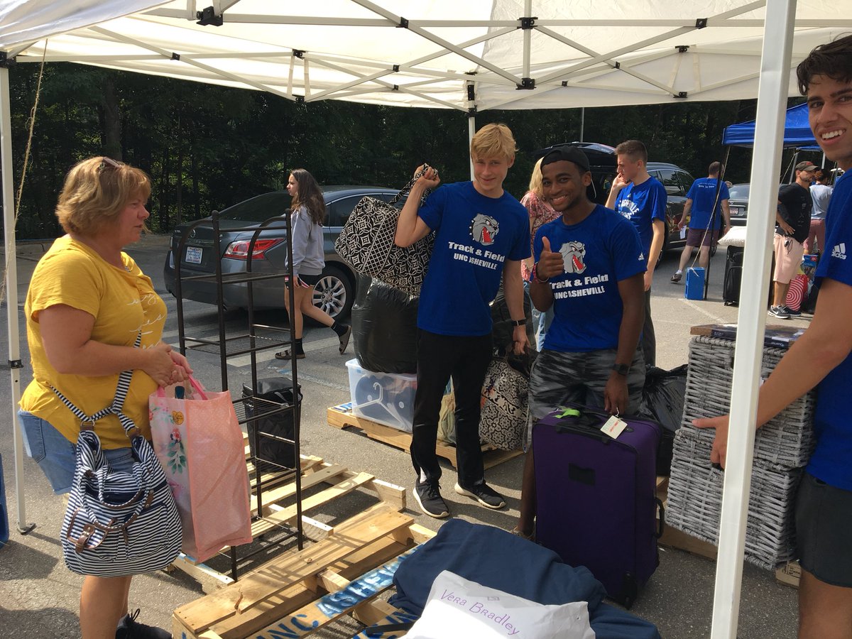 UNCAvlBulldogs's tweet photo. We’re approaching lunchtime at the #UNCAvl22 move-in, and @UNCAbasketball &amp; @UNCA_Track_XC are still grinding away #VoluntaryWorkout #All4AVL #IWWD https://t.co/MHlW5YQipQ