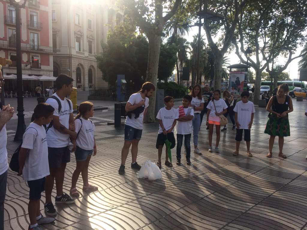 Pillefo's tweet photo. Avui el #Programa Baobab de lleure educatiu comunitari als barris hem participat de l’Ofrena Floral a les víctimes dels 17/8 #BarcelonaeducaperlaPau #BarcelonaciutatdePau https://t.co/LmOwTD33wK