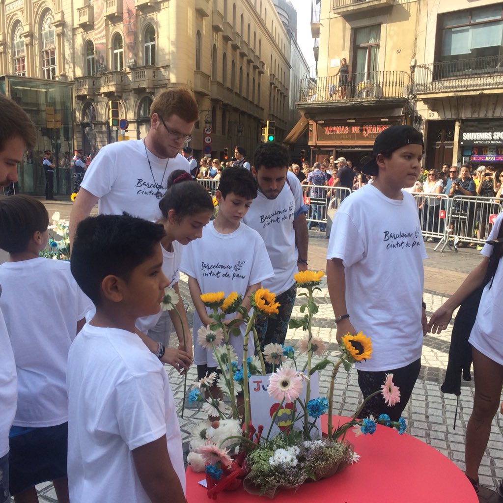 Pillefo's tweet photo. Avui el #Programa Baobab de lleure educatiu comunitari als barris hem participat de l’Ofrena Floral a les víctimes dels 17/8 #BarcelonaeducaperlaPau #BarcelonaciutatdePau https://t.co/LmOwTD33wK