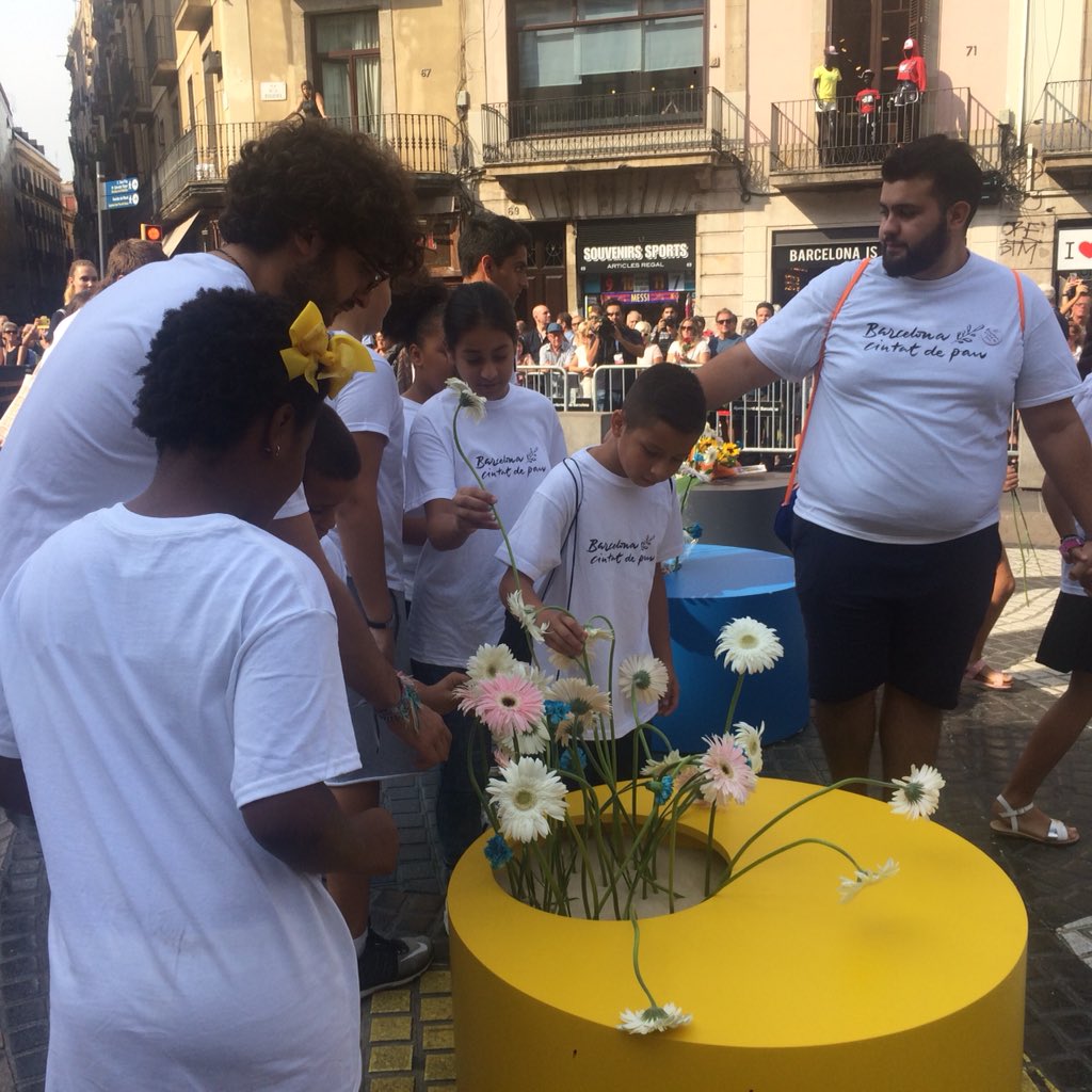 Pillefo's tweet photo. Avui el #Programa Baobab de lleure educatiu comunitari als barris hem participat de l’Ofrena Floral a les víctimes dels 17/8 #BarcelonaeducaperlaPau #BarcelonaciutatdePau https://t.co/LmOwTD33wK