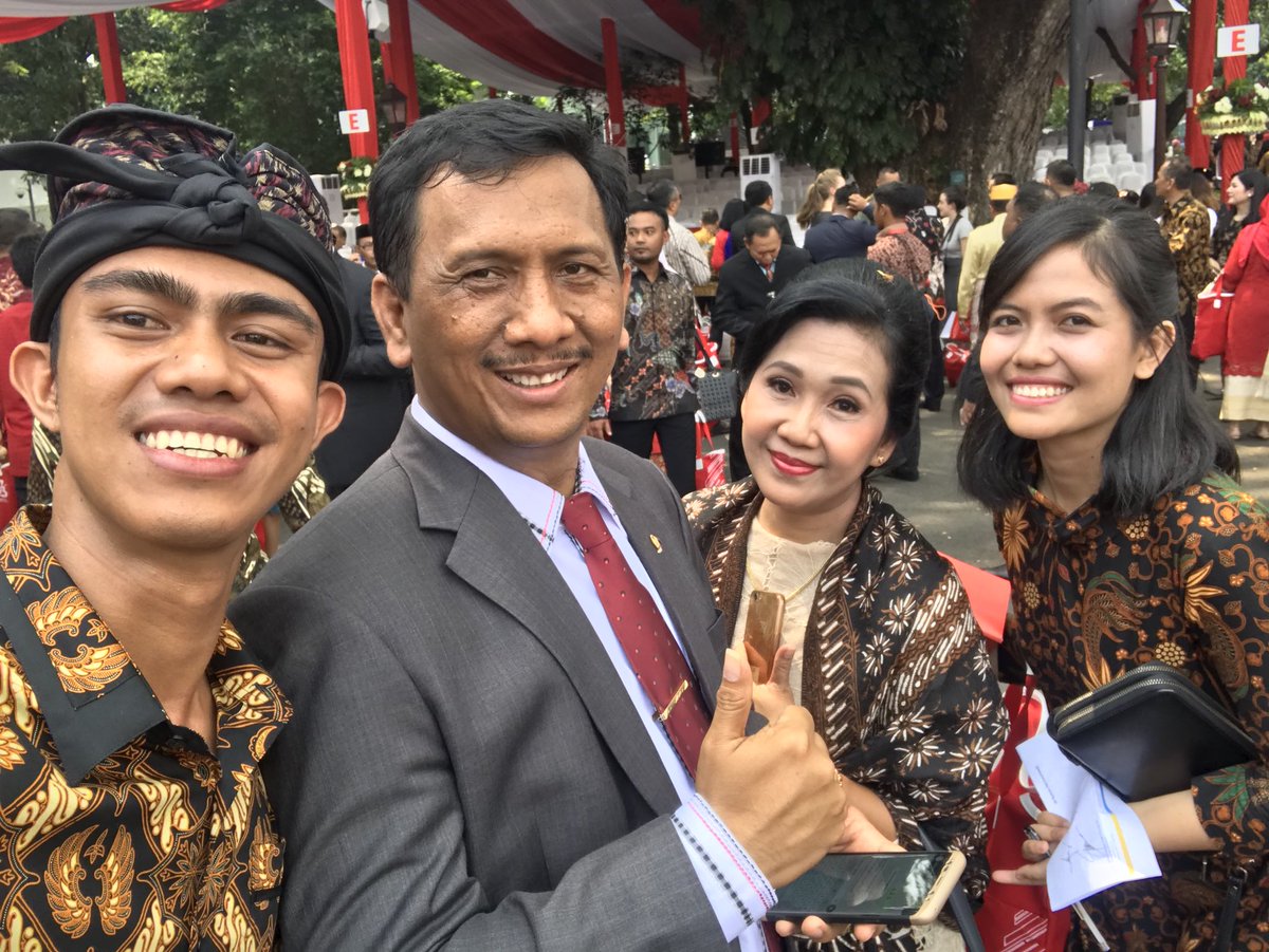 “Kerja Kita Prestasi Bangsa”
Jangan harap berprestasi kalau tidak mau kerja. 
Dirgahayu Republik Indonesia ke 73

<a href="/jokowi/">Joko Widodo</a> 
<a href="/G_paseksuardika/">GPS #DahGituAja</a> 
<a href="/imam_nahrawi/">Imam Nahrawi</a> 
<a href="/kmhdi/">KMHDI</a> 
<a href="/KemensetnegRI/">Sekretariat Negara</a> 
<a href="/setkabgoid/">Sekretariat Kabinet</a> 
<a href="/KSPgoid/">Kantor Staf Presiden</a> 

#MahasabhaXIKMHDI 
#KMHDIuntukNegeri