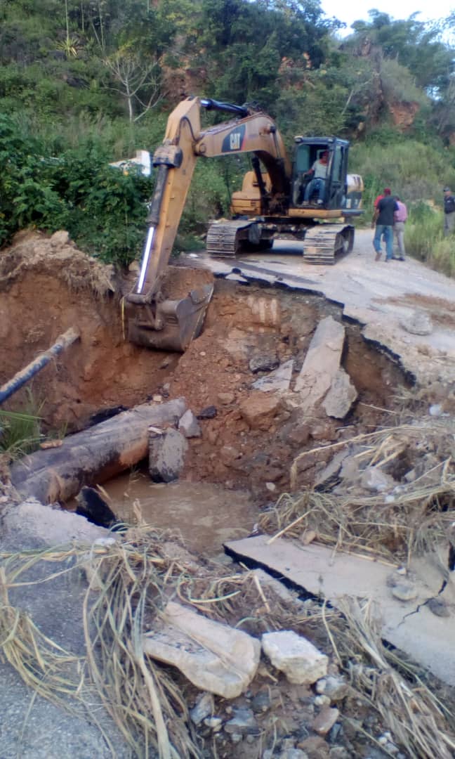 imasucre's tweet photo. Nuevamente con un exhaustivo trabajo conjunto con @HIDROCAPITALca atendemos la nueva avería que afecta el alimentador sur y que impide activar el servicio a las zonas que dependen de él #ImasResponde @alcaldejvra @Evelyn_VasquezF @HectoRodriguez https://t.co/GReYob8iGc