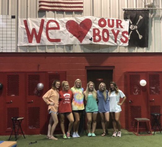 PCHS_Cheer1's tweet image. FB senior cheerleaders working hard to get our boys pumped up with a sweet treat for our first Friday night lights!  #piratenation #letsgotothebeach