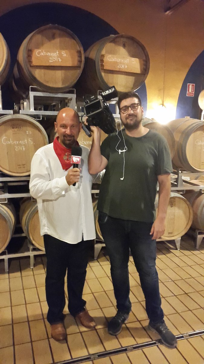 <a href="/bodegasbalmoral/">Bodegas Balmoral</a> nos abría sus puertas para una especial cata comentada
Hemos podido disfrutar de los grandes aromas y sabores de sus caldos !!!
Incluidas las visitas a las diferentes bodegas de la zona en el programa de #FiestasAlpera
#Alpera 
#AlperaTeEspera #AlperaEsLaRepera