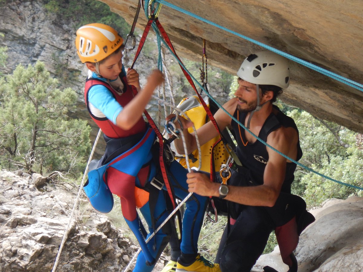 exploraguies's tweet photo. Salta Tolls 2018, Camps de #barranquisme per a nenes i nenes. L'aprenentatge és seguetat. #canyonlovers #learning #aralleida https://t.co/I5eDteiZa3