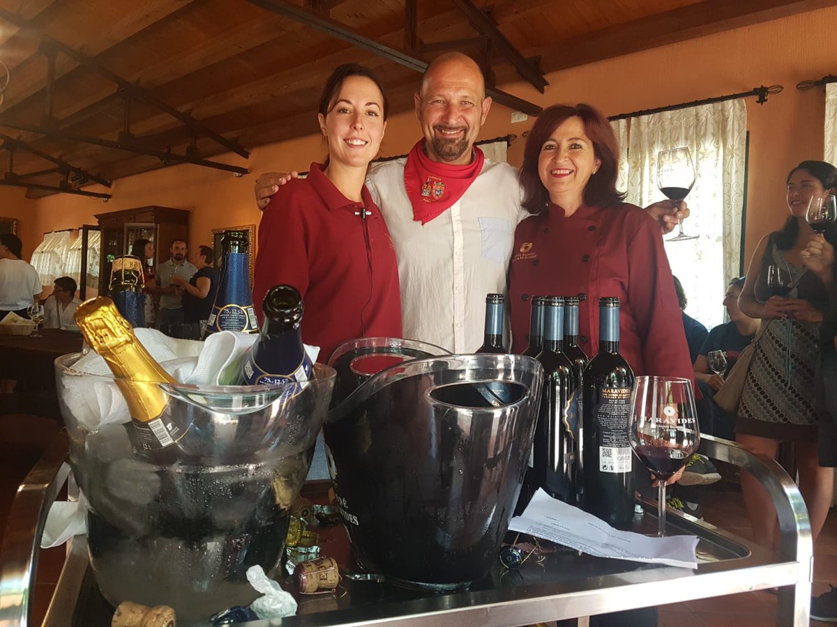 ALMATV4's tweet photo. @bodegasbalmoral nos abría sus puertas para una especial cata comentada
Hemos podido disfrutar de los grandes aromas y sabores de sus caldos !!!
Incluidas las visitas a las diferentes bodegas de la zona en el programa de #FiestasAlpera
#Alpera 
#AlperaTeEspera #AlperaEsLaRepera https://t.co/WlD82UZ0PI