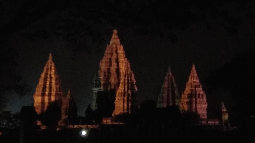 JogjaUpdate's tweet photo. Candi Prambanan dalam #PrambananJazz2018 malam ini https://t.co/LsdMOkdynO