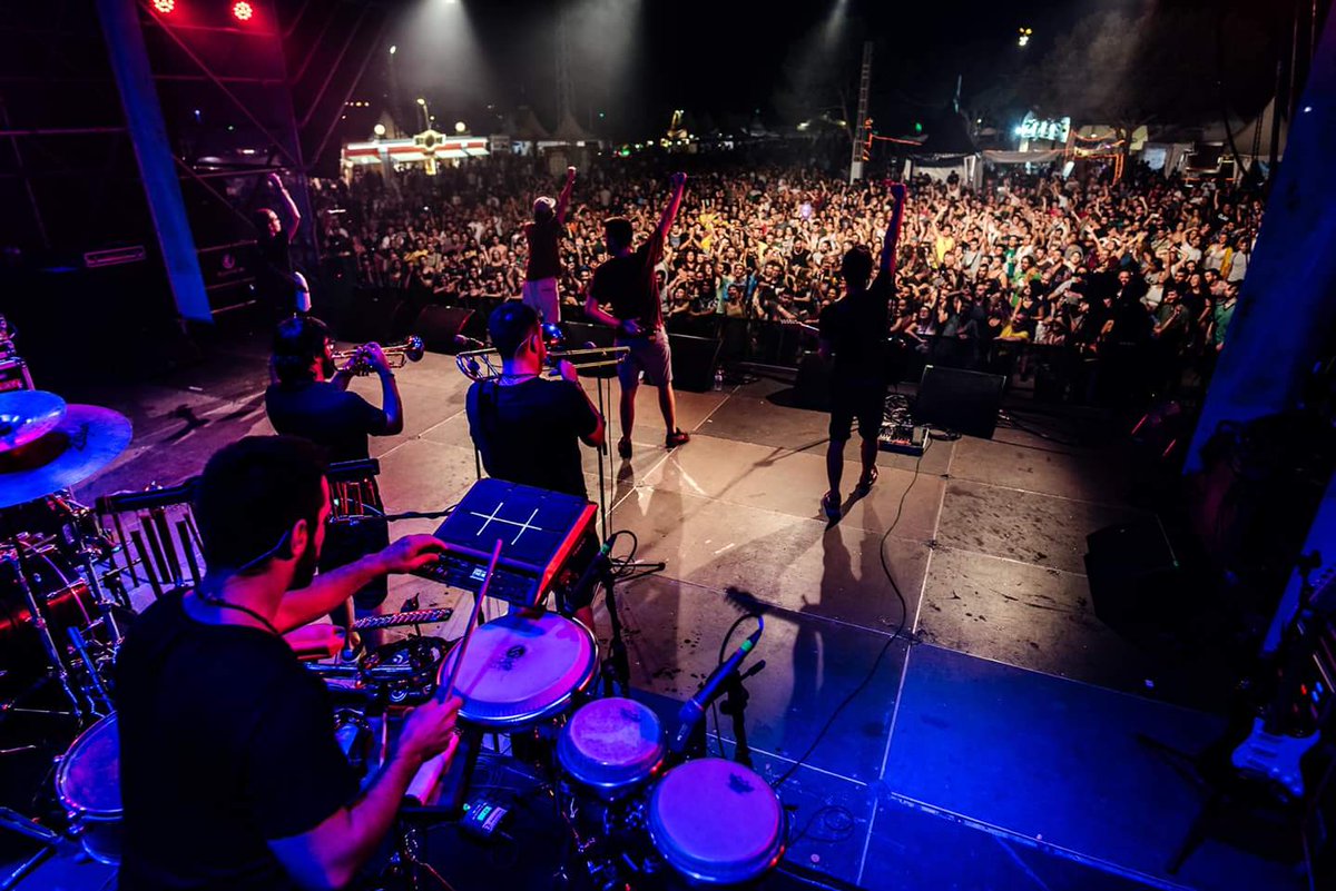 Un any més al <a href="/sunsplash_es/">Rototom Sunsplash es</a>, ja van tres, i sempre és igual d'especial. Nosaltres portem la nostra música i la nostra llengua allà, la resta és tot màgia. Gràcies per fer força des de baix!

Hui la liem a la Festa Major de Castellbisbal. A la 1:45h anem! ✊🏼

📸 <a href="/adolfboluda/">Adolf Boluda</a>