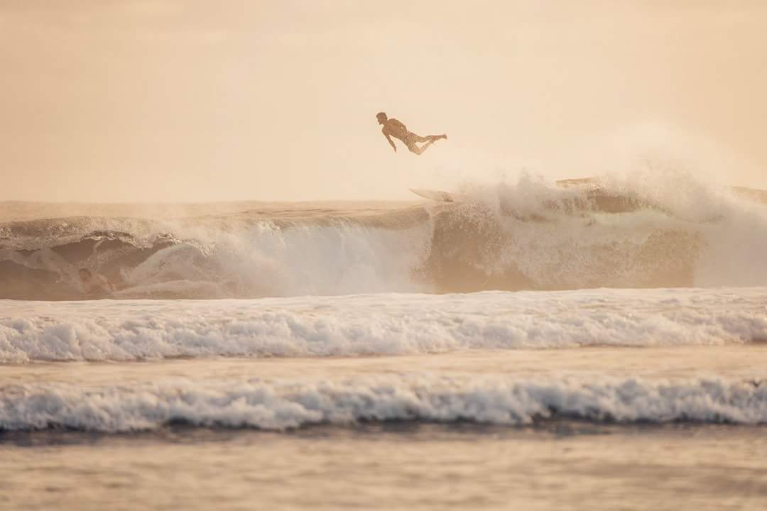Lo sapevi che le  #Filippine sono un paradiso per i surfisti? Uno dei luoghi simbolo è l'isola di #Siargao, dove si celebra uno dei campionati più famosi al mondo grazie alla presenza dell'onda perfetta nota come "Cloud Nine".
#itmorefuninthephilippines
#visitalefilippine