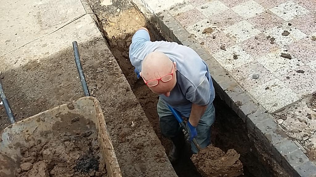 stevenhall15's tweet photo. Come and examine the geology they said. It'll be fun they said. I hate clay! #diggingtrenches #gettingdirty https://t.co/y7M2dgZOcA