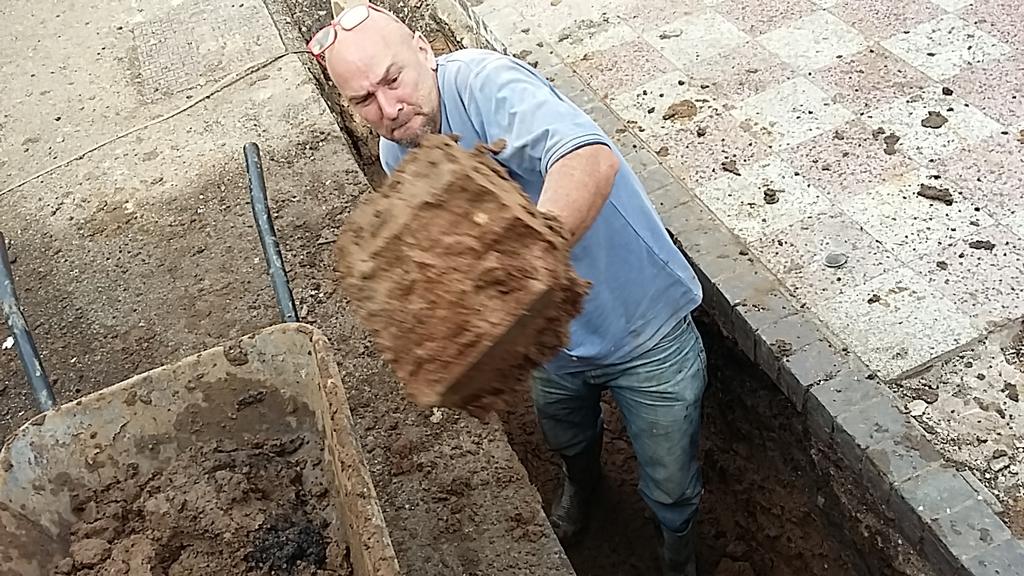 stevenhall15's tweet photo. Come and examine the geology they said. It'll be fun they said. I hate clay! #diggingtrenches #gettingdirty https://t.co/y7M2dgZOcA