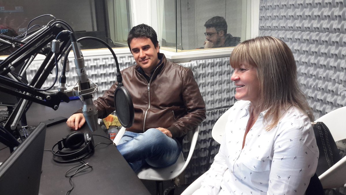 eduardotoniolli's tweet photo. QUEDÓ UNA SILLA VACÍA. Vinimos a debatir con @VeroIrizar a Radio @Si989 sobre la eliminación del Fondo Sojero. Estaba invitado @RoyLopezMolina pero rehusó el convite. Una lástima. https://t.co/uDubCa0agX