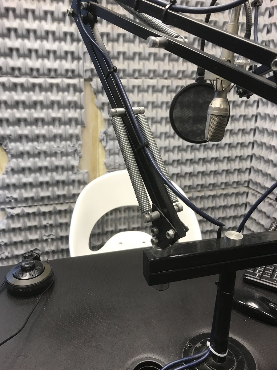 eduardotoniolli's tweet photo. QUEDÓ UNA SILLA VACÍA. Vinimos a debatir con @VeroIrizar a Radio @Si989 sobre la eliminación del Fondo Sojero. Estaba invitado @RoyLopezMolina pero rehusó el convite. Una lástima. https://t.co/uDubCa0agX
