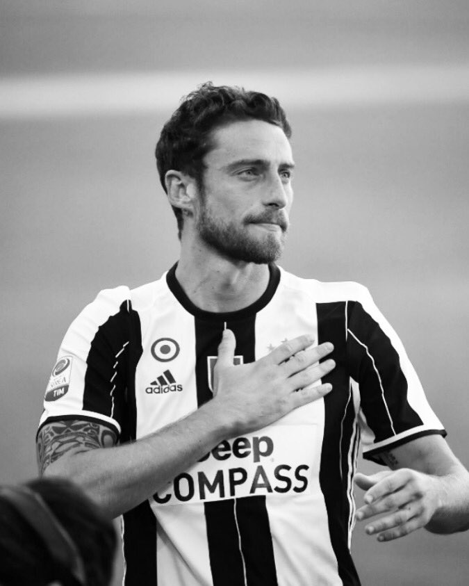 vanillagirl_86's tweet photo. Ci sono grandi amori che non finiscono mai. Quello tra il Principino e la Juventus e’ uno di questi. 
Grazie @ClaMarchisio8 👏🏻👏🏻👏🏻 https://t.co/bS2HbaGBHJ