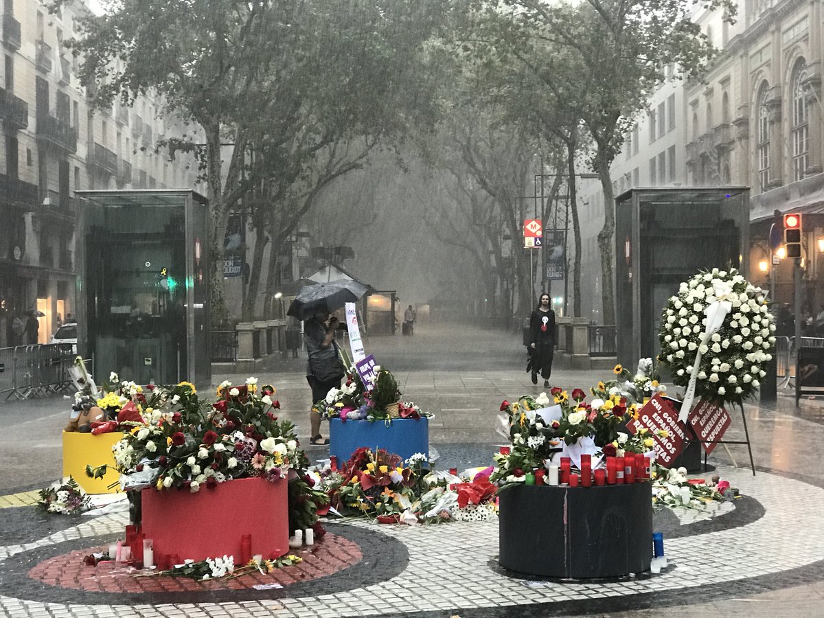 maykanavarro's tweet image. #17A La lluvia  desaloja La Rambla... La metáfora no puede ser más bonita... Se quedan ellos como hace un año, solos y en silencio.
