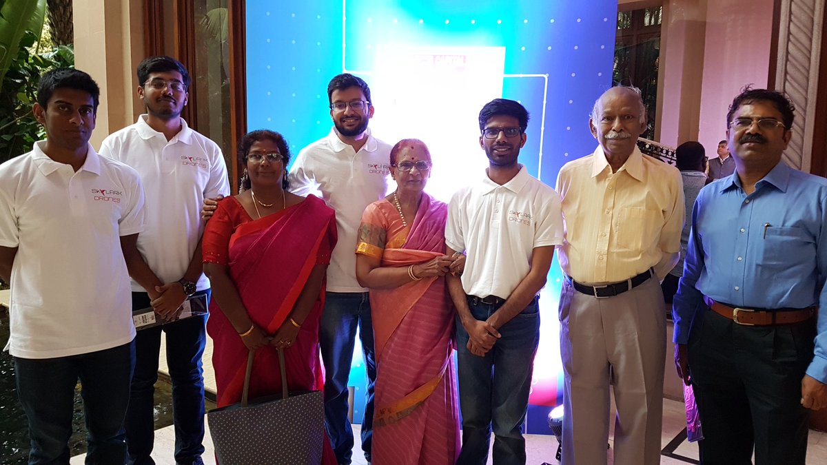 PratikBhakta_89's tweet image. Skylark Drones the winner of the Best in Campus category is here with their families. #ETStartupAwards #ProudFamily