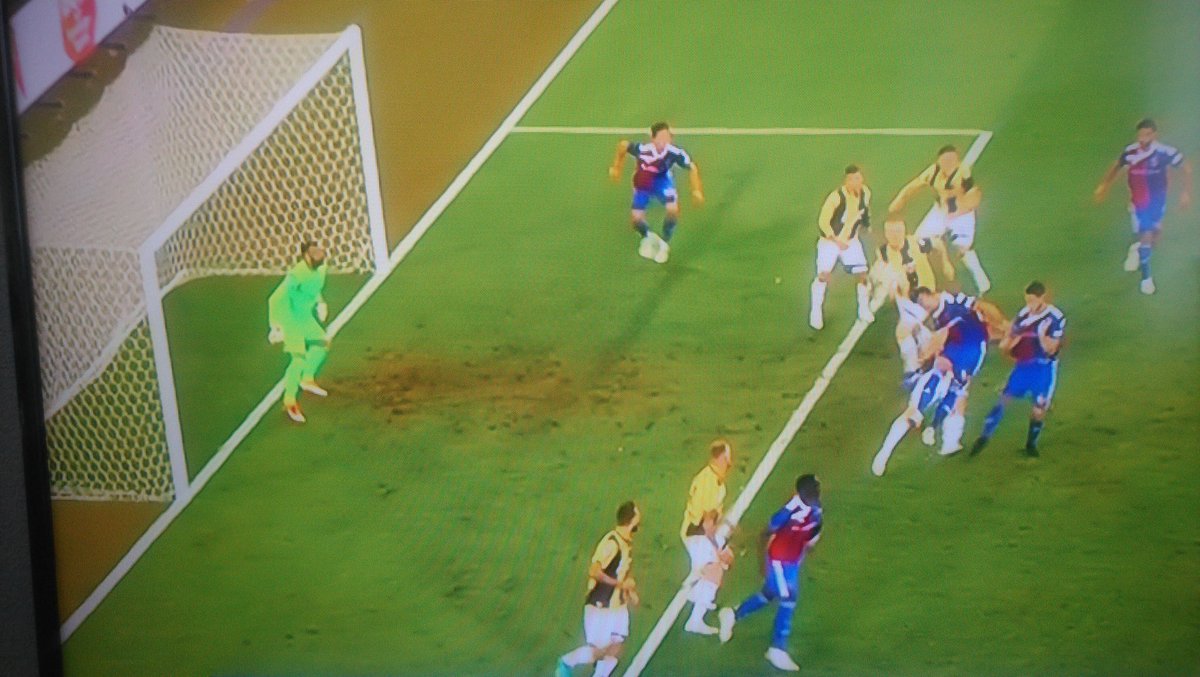 viteski's tweet photo. Samenvatting Basel - Vitesse teruggekeken. Het was maximaal geel, echt géén rood! En waar je niemand over hoort: het enige doelpunt van de wedstrijd was ook nog eens hinderlijk buitenspel! Die gast staat in de lijn van de kopbal en loopt Eduardo op de doellijn in de weg! #basVIT https://t.co/iLsww68dzl