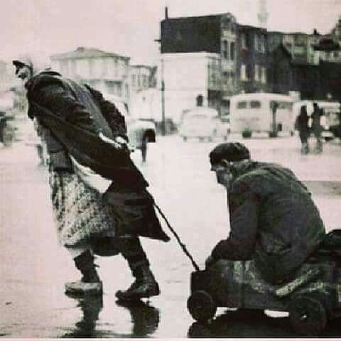 6N4__'s tweet photo. شوف الوفى باقي مع الحب ما شاب
عجوز ضحت بالعمر لاجل #شايبها . https://t.co/q1pu8UmJX6