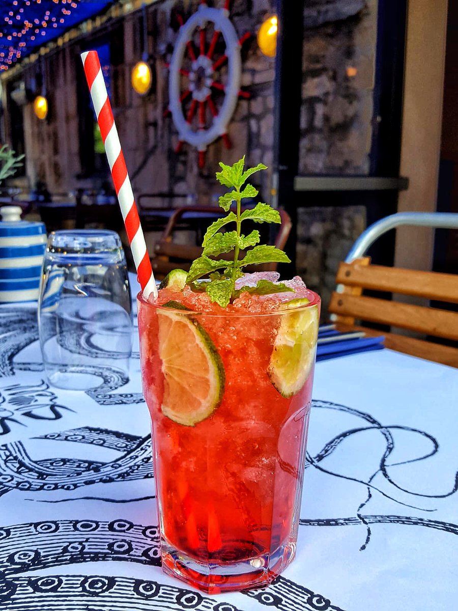 The sun’s out, the lobsters are in, we’ve got super fresh cockles from Tarbert, lovely prime cod and haddock and Friday seems as good an excuse as any to try our Handsome Ginger cocktail...☀️🍹
#fishfryday