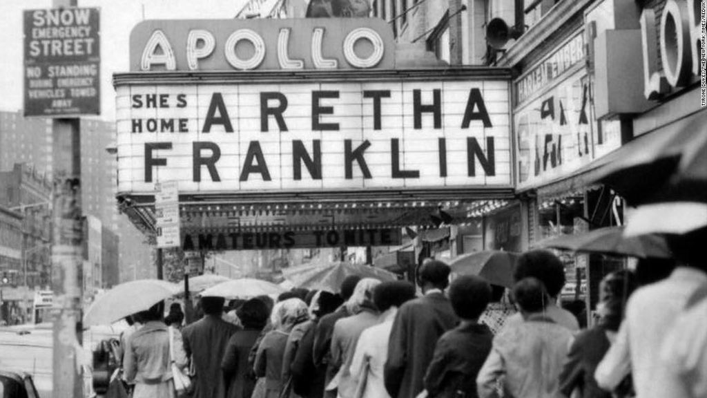 FABNEWYORK's tweet image. Saluting the Queen 👑of Soul, #ArethaFrankin here in Harlem outside of The worlds most important music venue, The #ApolloTheater. After James Brown, Michael Jackson and Prince passed away people immediately come to the Apollo in Harlem to celebrate what they’ve blessed us with.