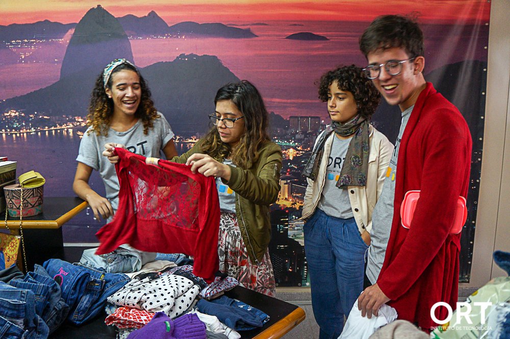 escolaortbrasil's tweet photo. FEIRA DE TROCAS ORT
Hoje tivemos troca de objetos e acessórios entre alunos, um projeto desenvolvido pela turma da 3ª série do Ensino Médio em Comunicação Social.
Parabéns a todos pela iniciativa. #ORTBrasil #ORTLife #WorldORT https://t.co/3j3QZWzOmx