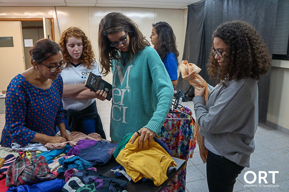 escolaortbrasil's tweet photo. FEIRA DE TROCAS ORT
Hoje tivemos troca de objetos e acessórios entre alunos, um projeto desenvolvido pela turma da 3ª série do Ensino Médio em Comunicação Social.
Parabéns a todos pela iniciativa. #ORTBrasil #ORTLife #WorldORT https://t.co/3j3QZWzOmx