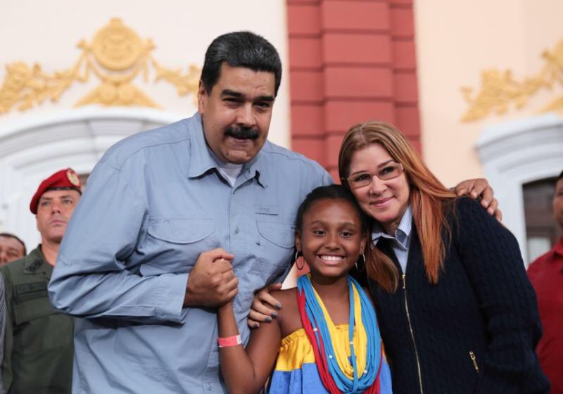 FNNSimon's tweet photo. Durante estos 10 años de Revolución la @FNNSimon liderada por el Presidente @NicolasMaduro y la Primera Combatiente @ConCiliaFlores continúa promoviendo los programas de asistencia integral impulsados por el Comandante Hugo Chávez @ https://t.co/AgZ22rGTcz