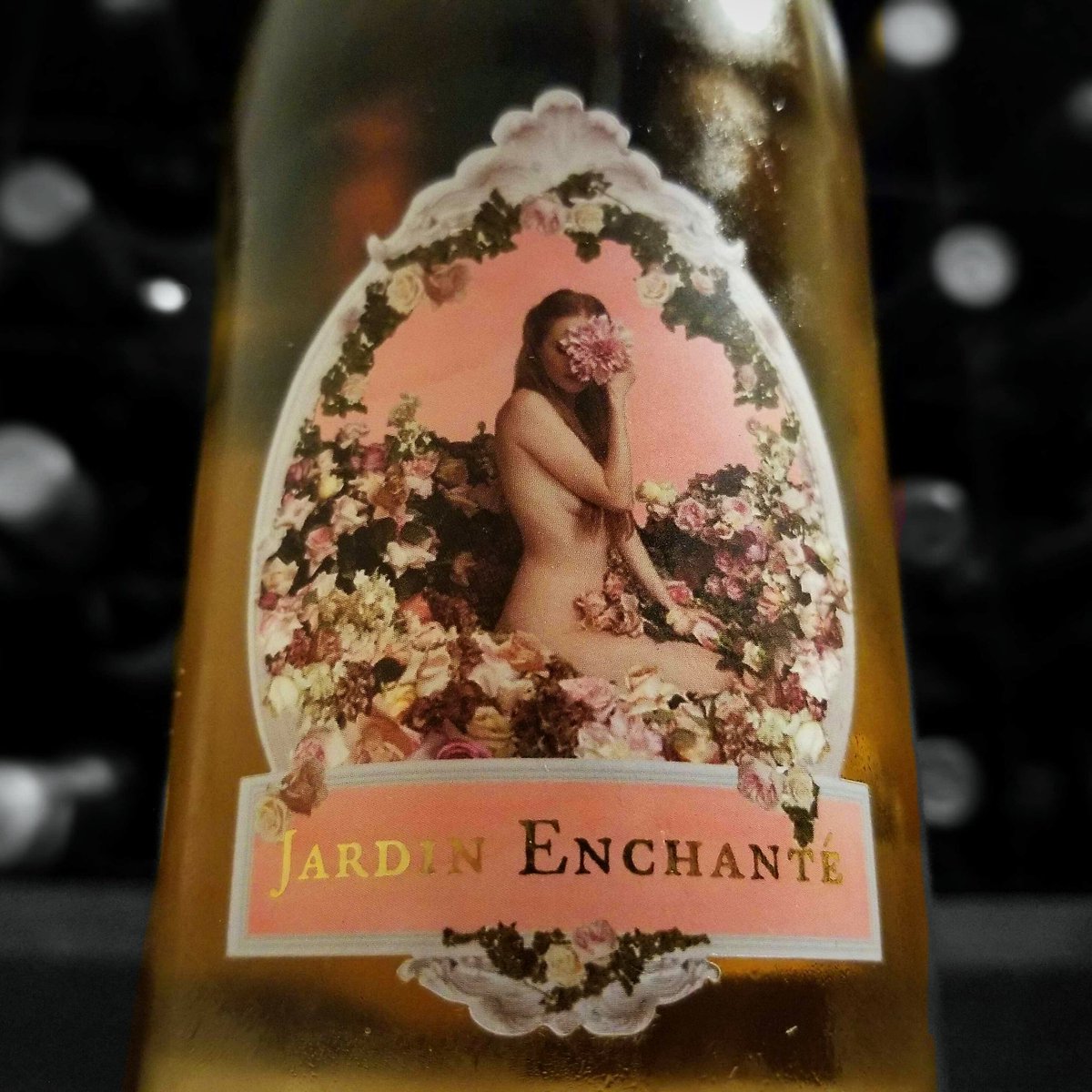 Distinto. Un rosado valiente y que rompe esquemas, no sólo desde lo sensorial sino también desde su presentación. Botella chica con "chapita" en su cierre. En su interior espera un vino hecho para complacer en su inmediatez.

Jardín Enchante, de Animal Organic Vineyards. 🍷