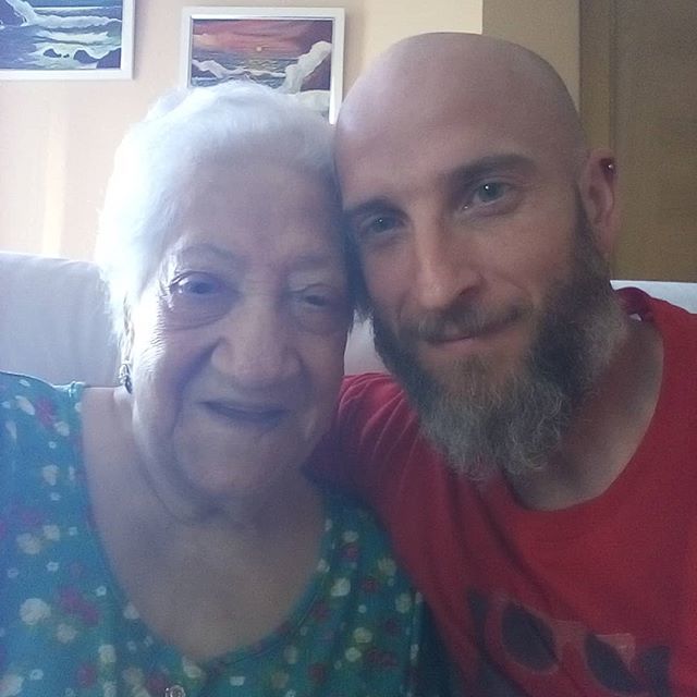 igorpereda's tweet photo. 99 años hace hoy la abuela y no hay manera de que nos diga dónde hay que firmar para llegar así de bien!!! 😜😍
#triatletabarbudo #barbudo #triatlon #beardedtriathlete #bearded #triathlon #corazondoloto #abuelaynieto https://t.co/sNSgjTTNgE https://t.co/ahq31BSukq