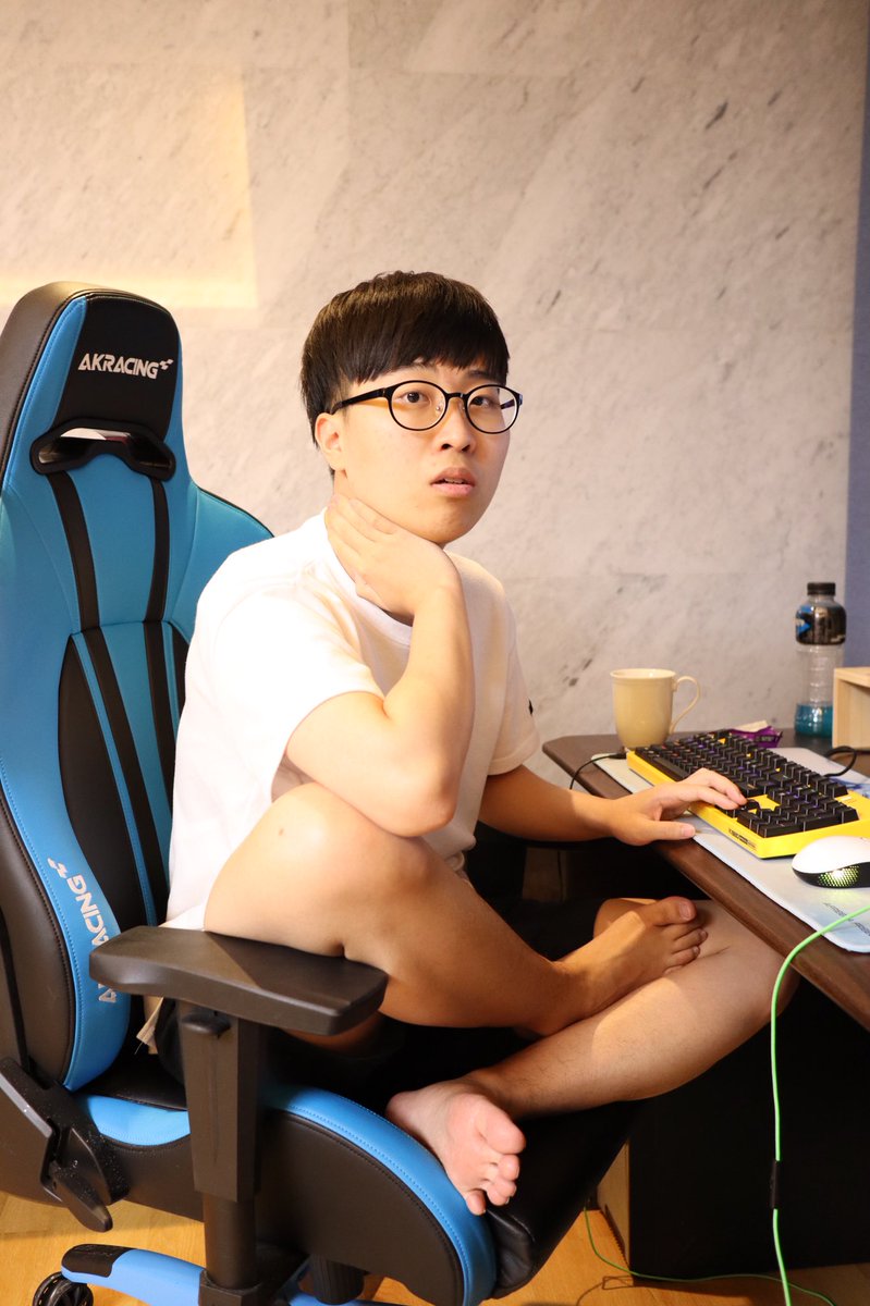SOOPers_LoL's tweet photo. 열심히 피드백중인 선수들 :) https://t.co/HUzonYdcU5