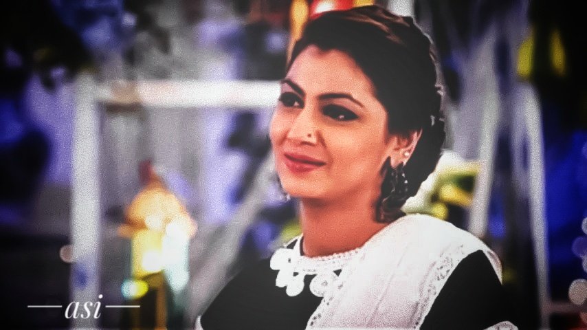 asanki515's tweet photo. She's hurt. mentally and emotionally. But everyday she walks with a smile. Cause that just who she is : the girl who never stopped smiling. 

#sritijha #KumkumBhagya https://t.co/cpPRbrRI3Q
