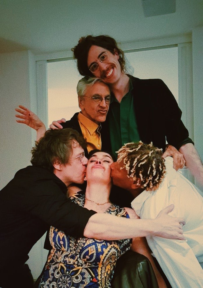 caraca muleeeequeee 🤖😱💚<a href="/caetanoveloso/">Caetano Veloso</a> <a href="/Martnalia/">Mart'nália</a> <a href="/PaulaLavigne/">Paula Lavigne</a> <a href="/marcuspreto/">marcuspreto</a>