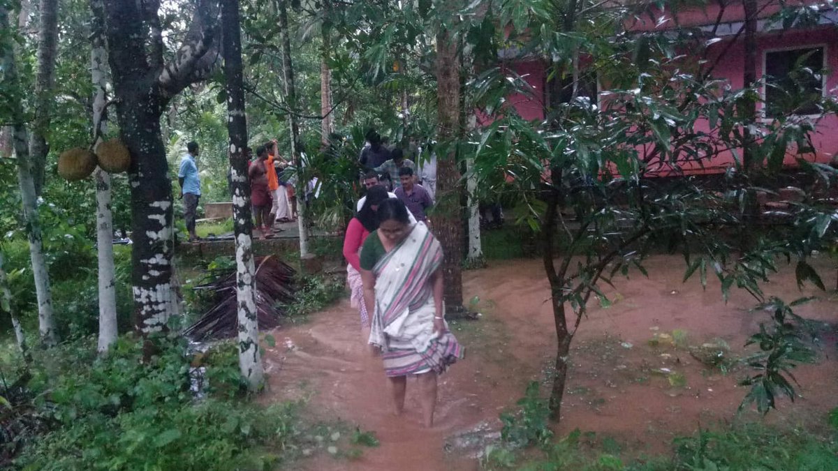 Various ministers of the LDF govt in Kerala is involved in relief campaign along with party workers and comrades. #KeralaFloods 
Picture: Health Minister KK Shailaja.