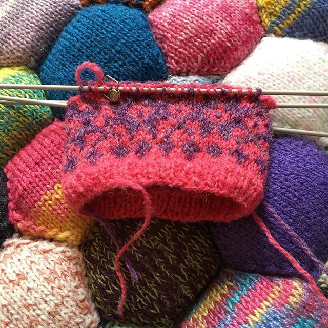 knitmastery's tweet image. Hmm... bit of a contrast fail me thinks... maybe I will continue into the rest of the hand which will be purple background and green main shade, and see. #stitchmasteryis7 #colourworkmitts #strandedcolourwork #handknitmittens #wooliversary #cathyscott #k… ift.tt/2PcOvEa