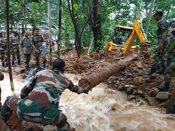 rampalarjun's tweet image. Heart wrenching visuals I just received from Kerala. Nature’s wrath has no mercy. Prays for the people of Kerala. Salute to our armed forces and fellow citizens who work to help one another. Let’s do our bit #KeralaDoyourbit