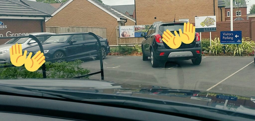 Why use 1, when you can use 3 !! Today's parking fail .... I shake my head in despair. . 🤔😕